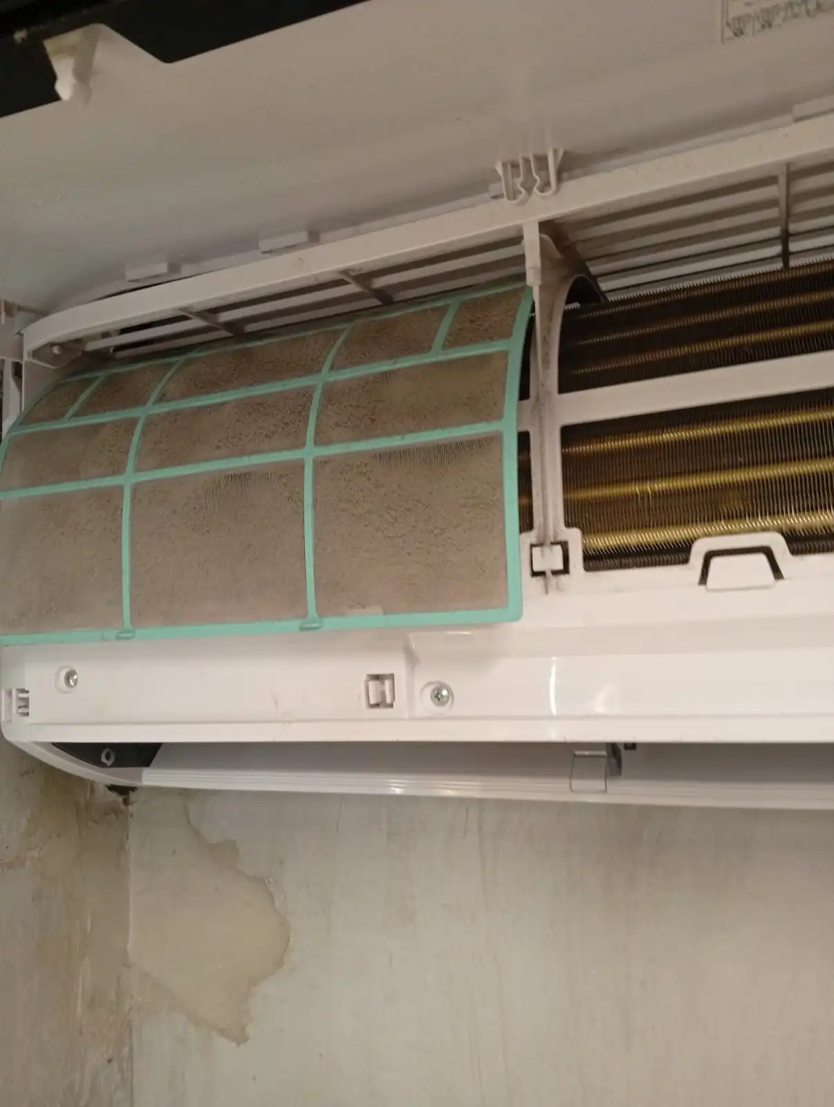 Загрязнённый кондиционер до чистки